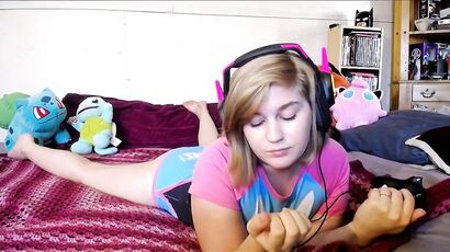 Plumper Blond Hair Lady Gamer Feet Up Nut   Masturbation