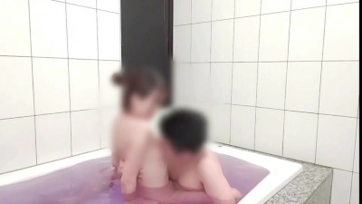 【生ハメ・中出し】ラブホのお風呂でエロい尻を掴んでパンパン音鳴らして杭打ちピストン♡犯されるのが好きな年下彼女の締め付けマンコが気持ち良すぎて危険日なのに膣内射精しちゃって妊娠不回避♪孕ませセック