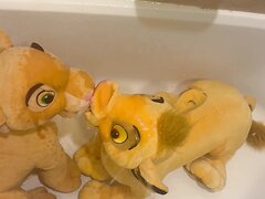 Nala & Simba Take A Golden Shower Together!