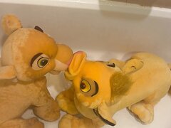 Nala & Simba Take A Golden Shower Together!